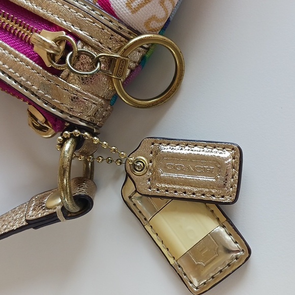 Coach Poppy Wristlet - Picture 4 of 11